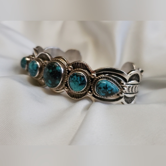 AUTHENTIC EUC NATIVE AMERICAN STERLING AND TURQUOISE CUFF BRACELET - Picture 12 of 15